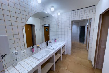 Yurdun içinde temiz ve modern bir banyo.