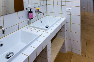 Yurdun içinde temiz ve modern bir banyo.