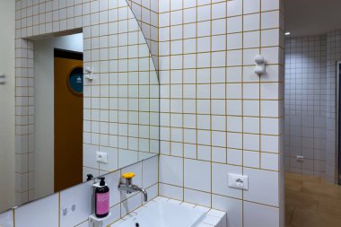 Yurdun içinde temiz ve modern bir banyo.
