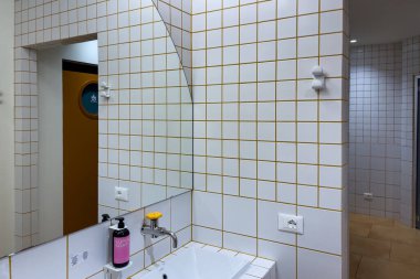 Yurdun içinde temiz ve modern bir banyo.