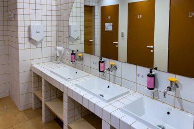 Yurdun içinde temiz ve modern bir banyo.