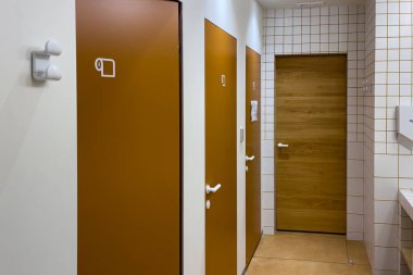 Yurdun içinde temiz ve modern bir banyo.