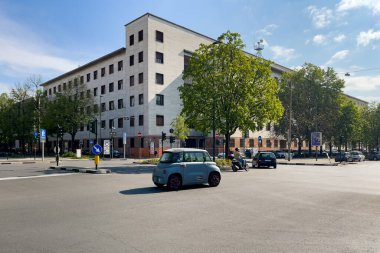 İtalya, Torino 'da bir Citroen Ami arabası sürüyor.