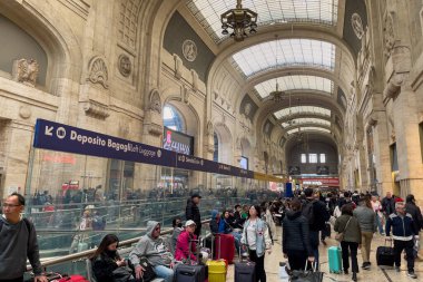 İtalya 'daki Milano Merkez Tren İstasyonu' nda yürüyen bir grup yolcu.