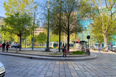 İtalya, Milano 'daki IV. Piazza Novembre' de iki modern tramvay durdu.