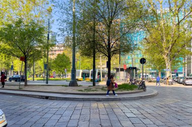 İtalya, Milano 'daki IV. Piazza Novembre' de iki modern tramvay durdu.