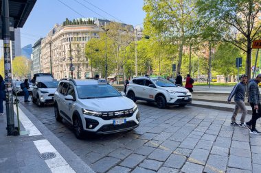 Milano, İtalya 'da Piazza VI Novembre' nin yanına birkaç beyaz taksi park etmiş.