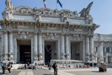 İtalya 'daki Milano Merkez Tren İstasyonu' nun dışı.