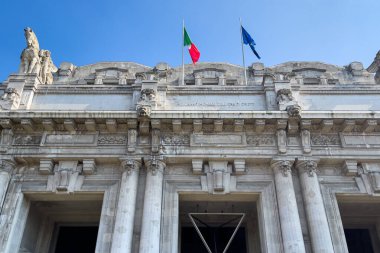 İtalya 'daki Milano Merkez Tren İstasyonu' nun dışı.
