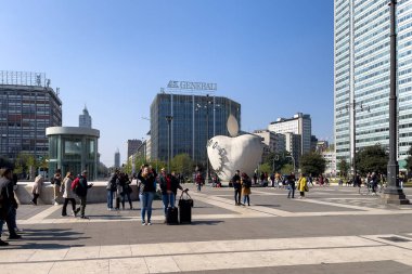 İtalya 'daki Milano Merkez Tren İstasyonu önünde halk meydanında takılan turistler