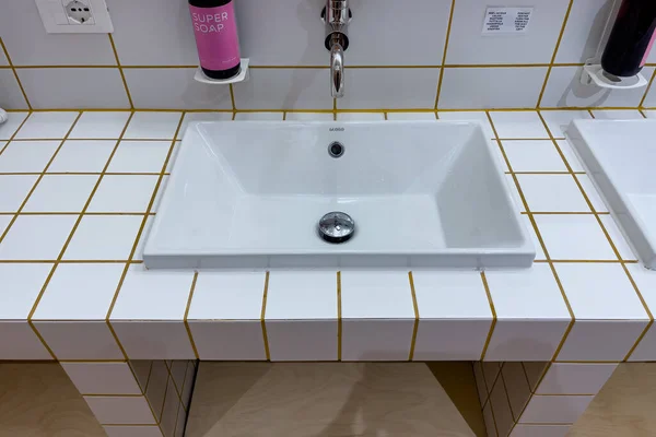 Banheiro Compartilhado Moderno Limpo Dentro Albergue — Fotografia de Stock