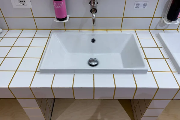 Banheiro Compartilhado Moderno Limpo Dentro Albergue — Fotografia de Stock