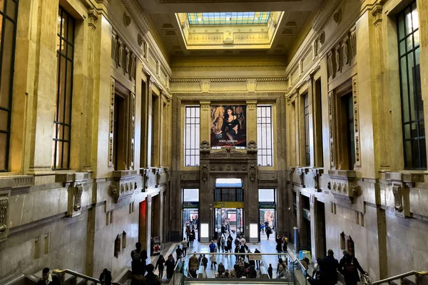 Skupina Pasažérů Kteří Procházejí Nádraží Milano Centrale Itálii — Stock fotografie