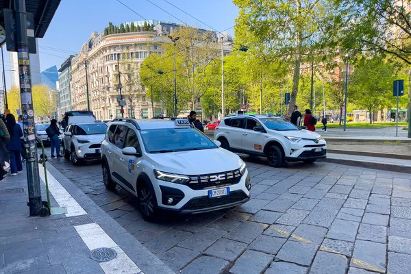 Peu Taxis Blancs Stationnés Sur Route Côté Piazza Novembre Milano — Photo