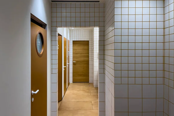 Čistá Moderní Společná Koupelna Uvnitř Hostelu — Stock fotografie