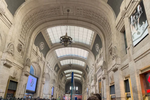 Εσωτερικό Του Σιδηροδρομικού Σταθμού Milano Centrale Στην Ιταλία Εικόνα Αρχείου