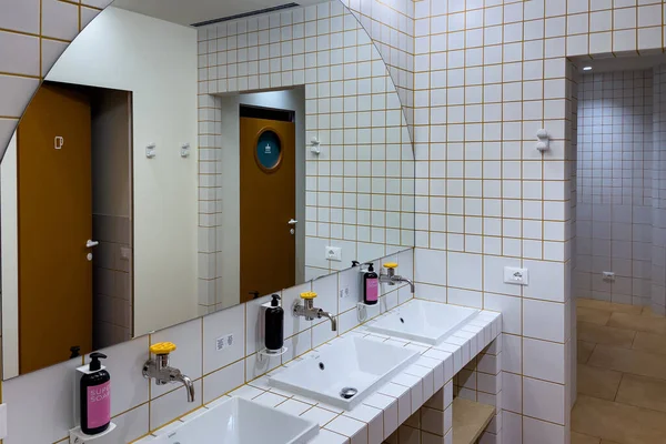 Ένα Καθαρό Μοντέρνο Κοινόχρηστο Μπάνιο Μέσα Έναν Ξενώνα Εικόνα Αρχείου