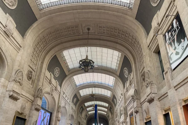 Εσωτερικό Του Σιδηροδρομικού Σταθμού Milano Centrale Στην Ιταλία Εικόνα Αρχείου