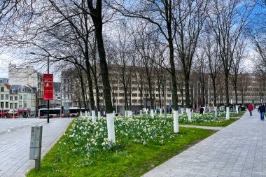 Brüksel, Belçika 'da küçük bir halk bahçesinde yürüyen insanlar