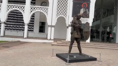 Rabat 'taki Muhammed VI Modern ve Çağdaş Sanat Müzesi' nin önündeki bronz at heykeli.