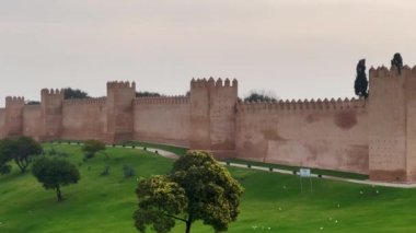 Rabat, Fas 'ta Bab Chellah' ın yanındaki yeşil kamusal alan.