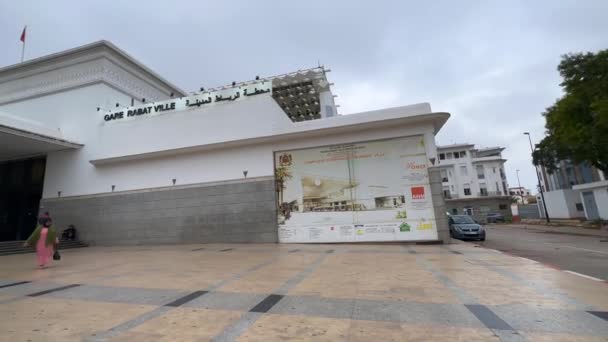 Ταξί Σταθμευμένα Στο Δρόμο Μπροστά Από Σιδηροδρομικό Σταθμό Rabat Ville — Αρχείο Βίντεο