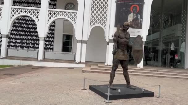 Χάλκινο Άγαλμα Αλόγου Έξω Από Μουσείο Μοντέρνας Και Σύγχρονης Τέχνης — Αρχείο Βίντεο