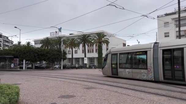 Tramway Moderne Passant Dans Rue Rabat Maroc — Video