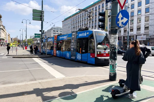 Tramvai Modern Albastru Drumul Din Viena Austria — Fotografie, imagine de stoc