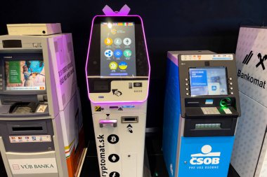 Bratislava, Slovakya 'daki Nivy otobüs durağında geleneksel ATM' lerin yanında kripto ATM.