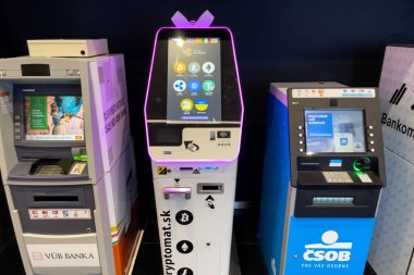 Bratislava, Slovakya 'daki Nivy otobüs durağında geleneksel ATM' lerin yanında kripto ATM.
