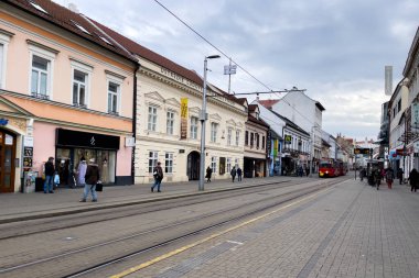 Bratislava, Slovakya 'da kaldırım taşı yoldan geçen bir tramvay.