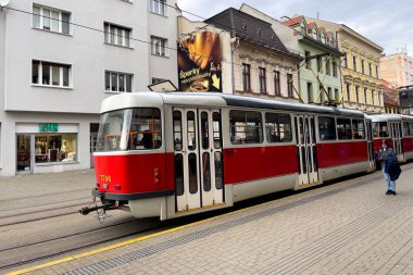 Bratislava, Slovakya 'da kaldırım taşı yoldan geçen bir tramvay.