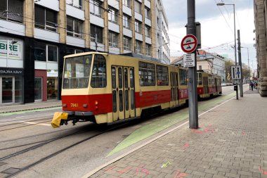 Bratislava, Slovakya 'da kaldırım taşı yoldan geçen bir tramvay.