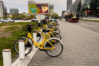 Bratislava, Slovakya 'daki caddede kiralık elektrik istasyonundaki sarı motorlar.