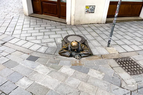 Cumil Sewer Worker Στην Μπρατισλάβα Σλοβακία — Φωτογραφία Αρχείου