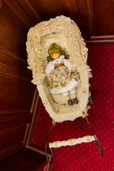 小娃娃 穿着白绿色的衣服 躺在古旧的摇篮里 — 图库照片