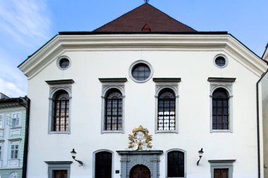 Bratislava, Slovakya 'daki ana meydanın yakınında güzel eski bir bina.