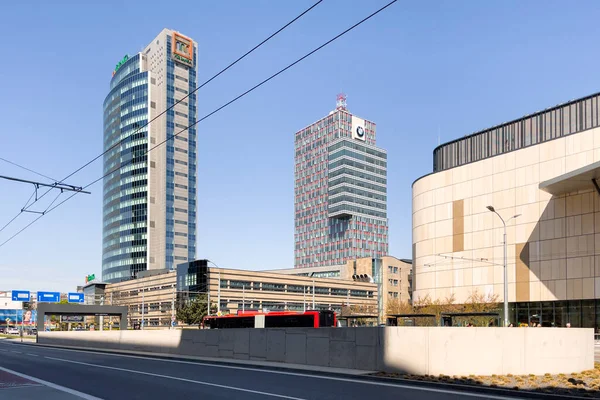 宝马总部大楼位于斯洛伐克布拉迪斯拉发 — 图库照片