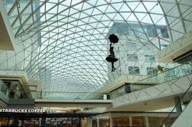 Bratislava, Slovakya 'daki Eurovea alışveriş merkezinde şemsiyeli bir kızın bronz heykeli