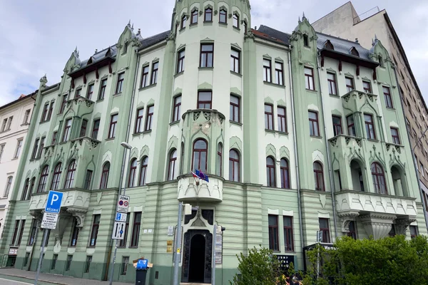 Piękny Stary Zielony Budynek Bratysławie Słowacja — Zdjęcie stockowe