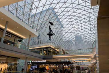 Slovakya 'nın Bratislava kentindeki Eurovea alışveriş merkezinde bronz heykeller