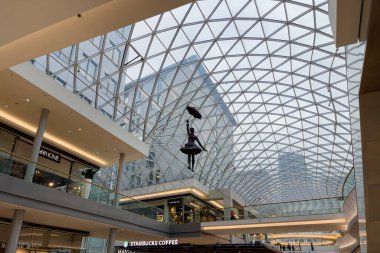 Slovakya 'nın Bratislava kentindeki Eurovea alışveriş merkezinde bronz heykeller