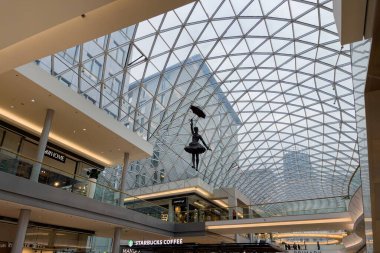 Slovakya 'nın Bratislava kentindeki Eurovea alışveriş merkezinde bronz heykeller