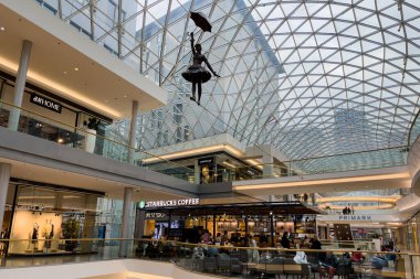 Slovakya 'nın Bratislava kentindeki Eurovea alışveriş merkezinde bronz heykeller