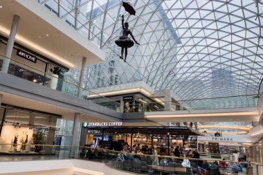 Slovakya 'nın Bratislava kentindeki Eurovea alışveriş merkezinde bronz heykeller