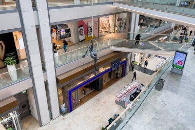 Slovakya 'nın Bratislava kentindeki Eurovea alışveriş merkezinde bronz heykeller