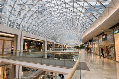 Slovakya 'nın Bratislava kentindeki Eurovea alışveriş merkezinde bronz heykeller