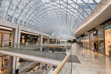 Slovakya 'nın Bratislava kentindeki Eurovea alışveriş merkezinde bronz heykeller