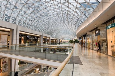 Slovakya 'nın Bratislava kentindeki Eurovea alışveriş merkezinde bronz heykeller